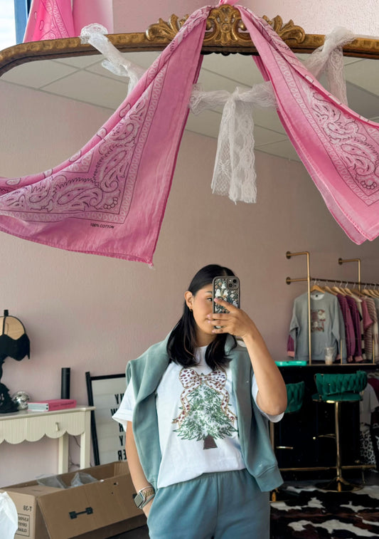 Bow Christmas tree graphic tee ☻