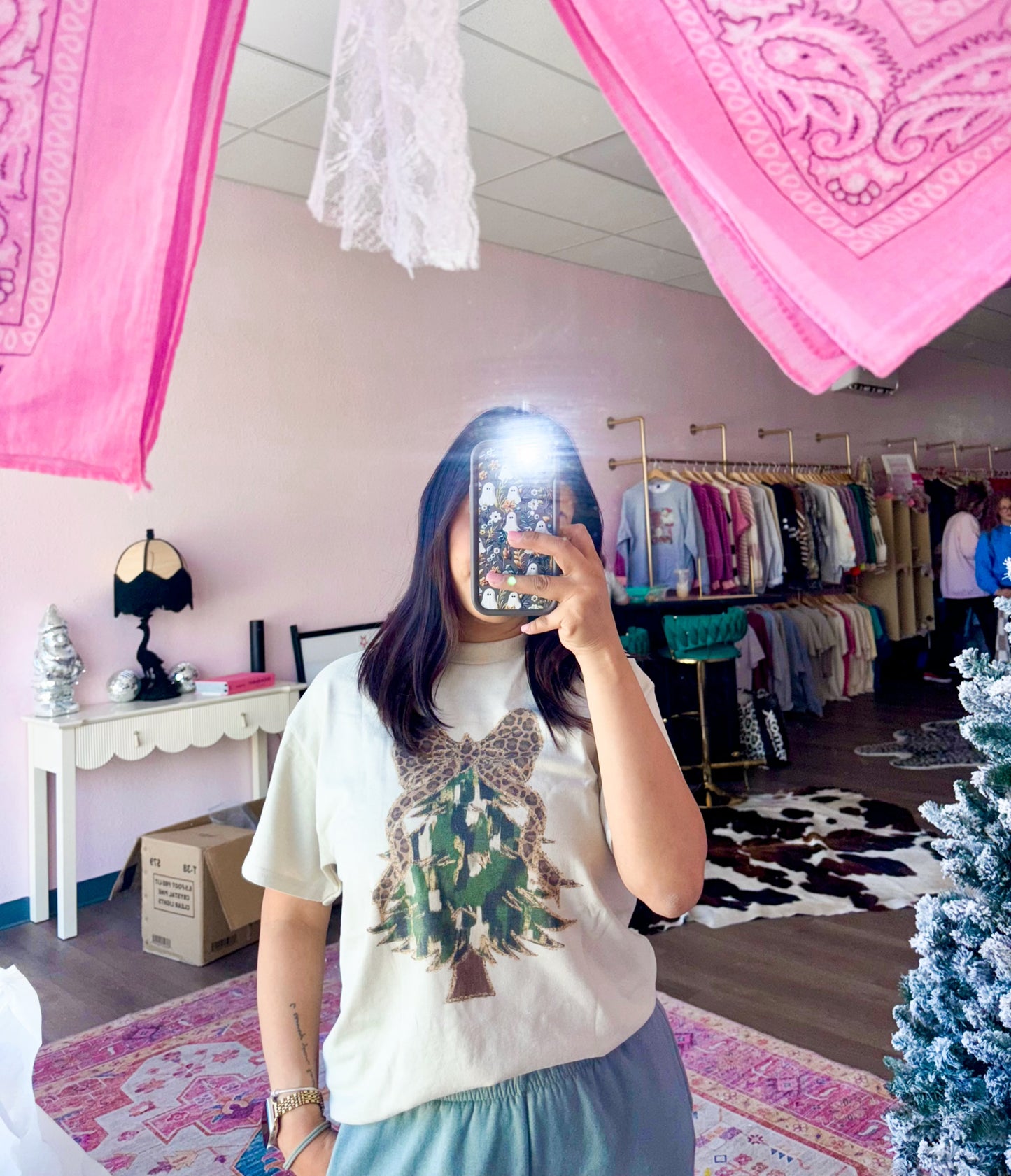 Leopard how Christmas tree graphic tee ☻