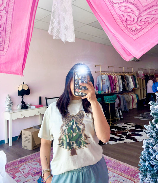 Leopard how Christmas tree graphic tee ☻