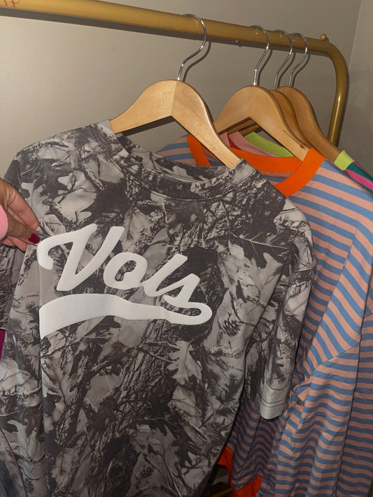 White vols grey camo tee ☻